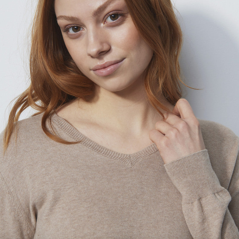 Daily Sports: Women's Tea Pullover - Fudge